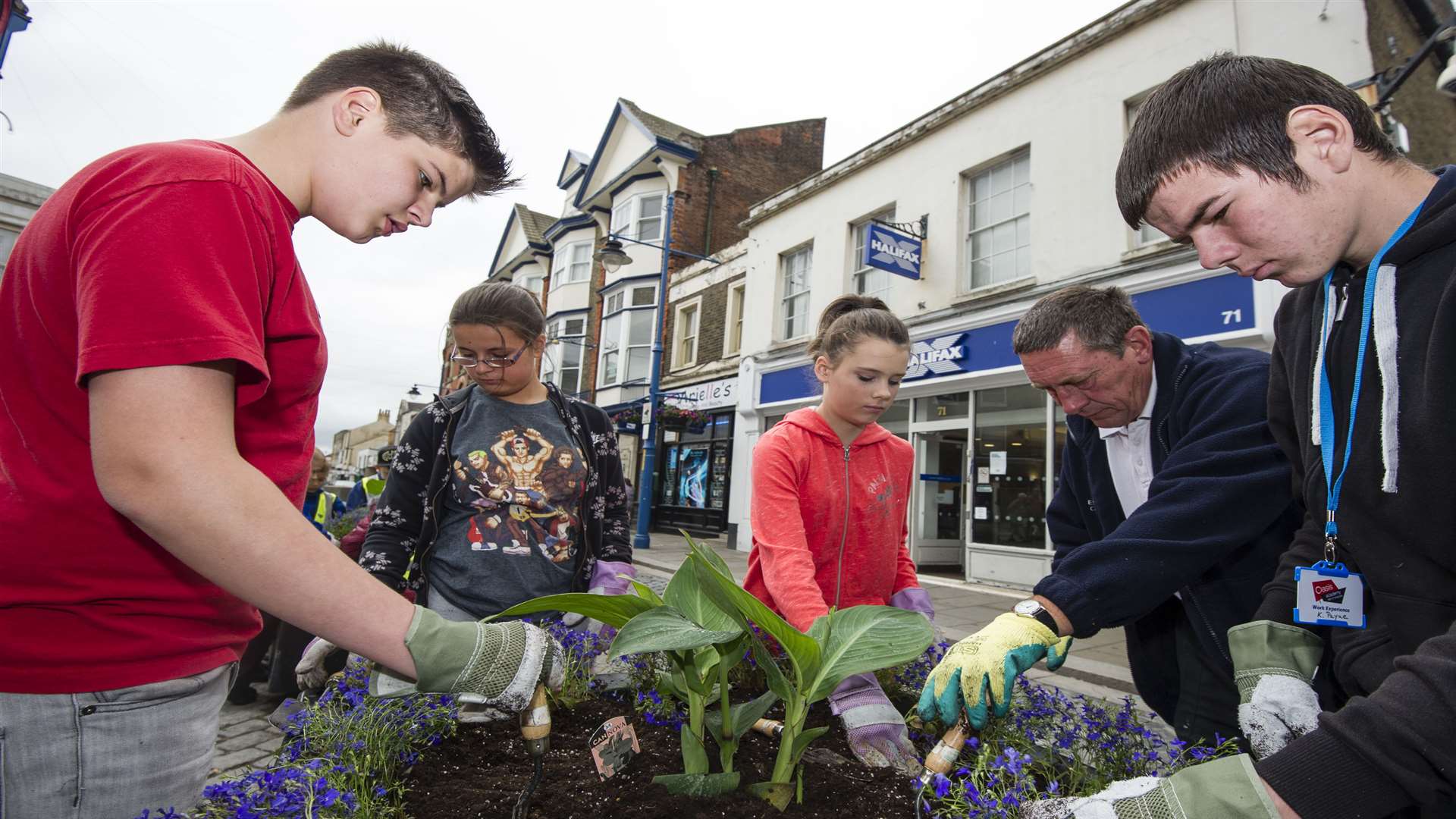 Jack Edgett, 13, Libby Gillett, 13, Stacey Miller, 14, Paul Dixon and Kieran Payne from the Oasis Academy