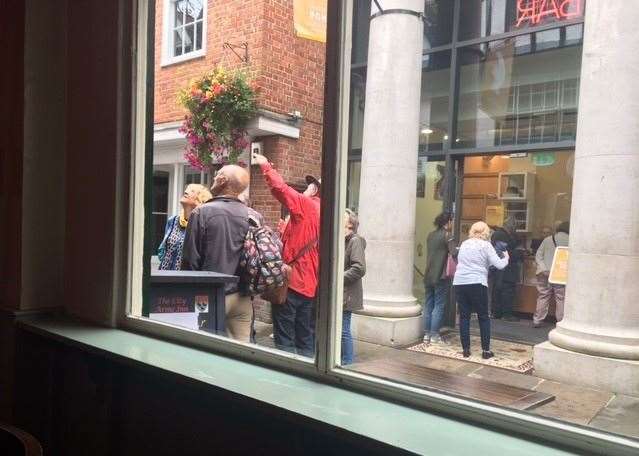 Although it was only for a few seconds, the tour guide outside showed more interest in the pub than its barmaid