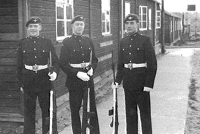 Servicemen Victor Allin (far left) and Taffy Keegan (centre), pictured with David Duff