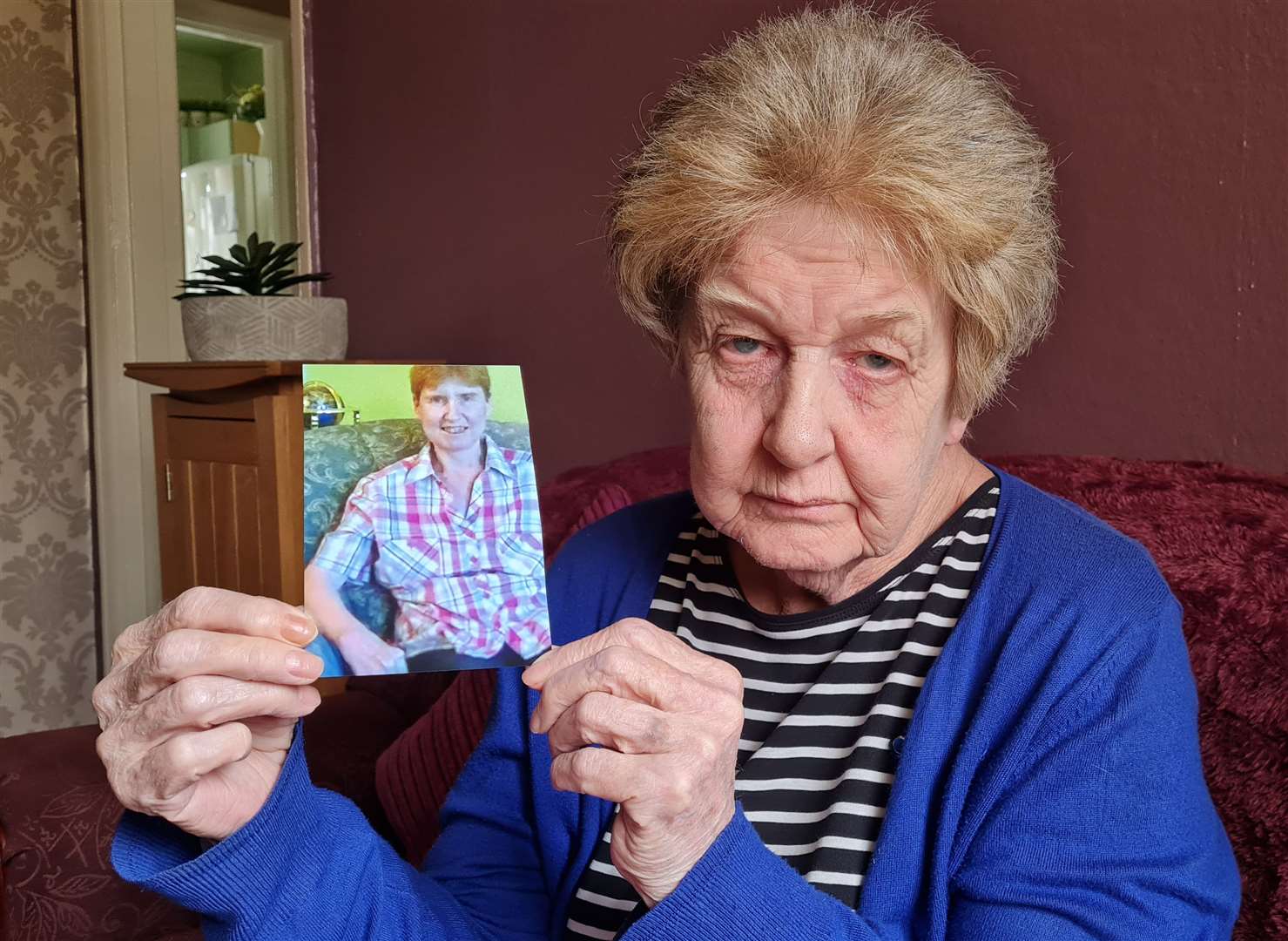 Denise Aitcheson, from Canterbury, with a picture of her daughter Lisa, who died while waiting for an ambulance