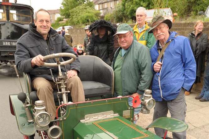 Adrian Herbert with his 1904 Humberett, talks with Ken Walton and Hugh Nisbet.