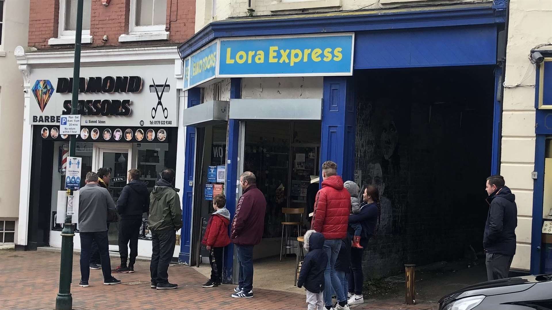 Long queues were a common site in Sittingbourne High Street, with every barber and hairdressers packed (46092405)