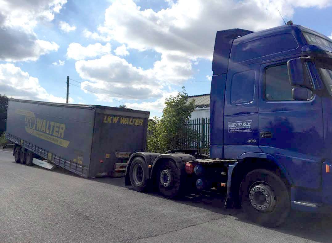 The lorry and the trailer in George Street