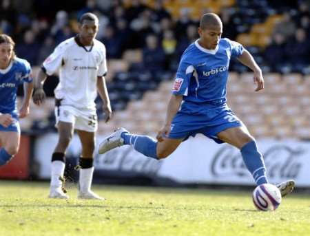 Simeon Jackson misses a Gillingham penalty. Picture Matthew Walker