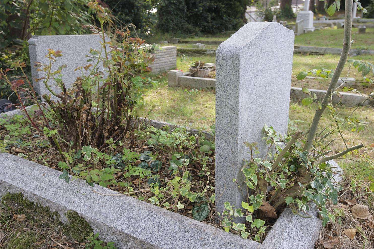 Views of the graveyard at Union Road, Minster, Sheppey