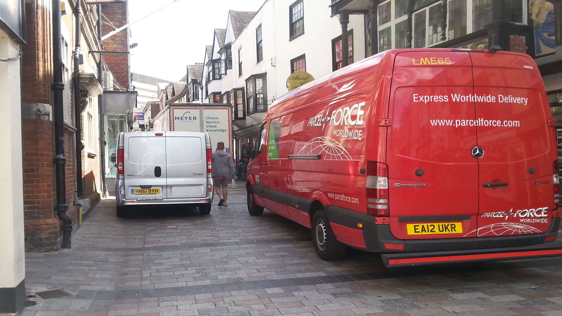 Other vehicles could not get past the lorry