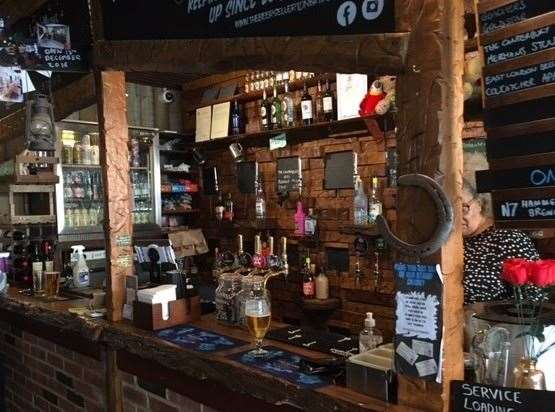 The beamed bar with its tin roof and a whole variety of agricultural knick-knacks continues the mid-West theme