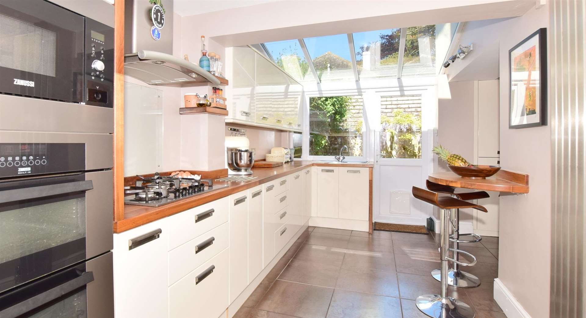 Kitchen/breakfast room has a tiled floor