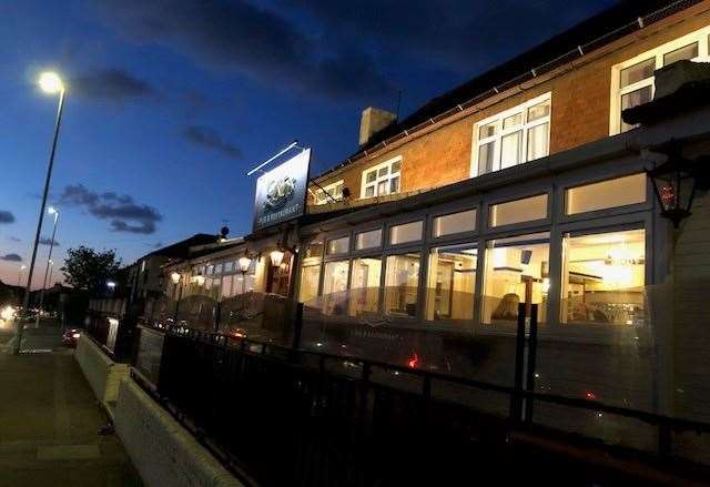 Glass fronted, with a terrace to the front and side, I wasn't quite sure what to make of Lesters Pub & Restaurant from the outside