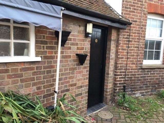 The gents can be found in the alleyway running along the right hand side of the pub