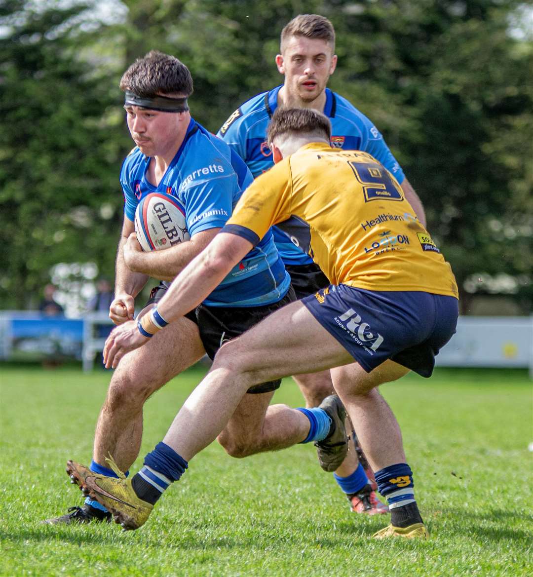 Eoin O'Donoghue in attack mode for Canterbury (blue) at Henley last time out. Picture: Phillipa Hilton