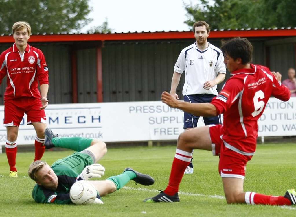 Hythe's Laurence Harvey goes close to scoring against Corinthian-Casuals on Saturday. Picture: Matt Bristow