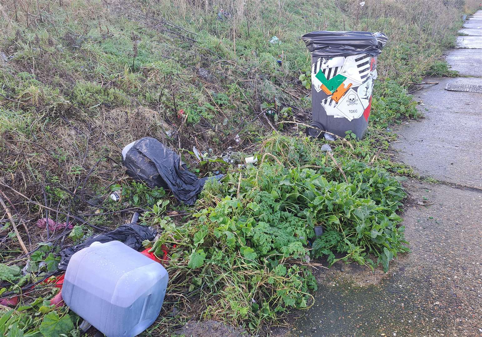 Rubbish on the A2 at Whitfield