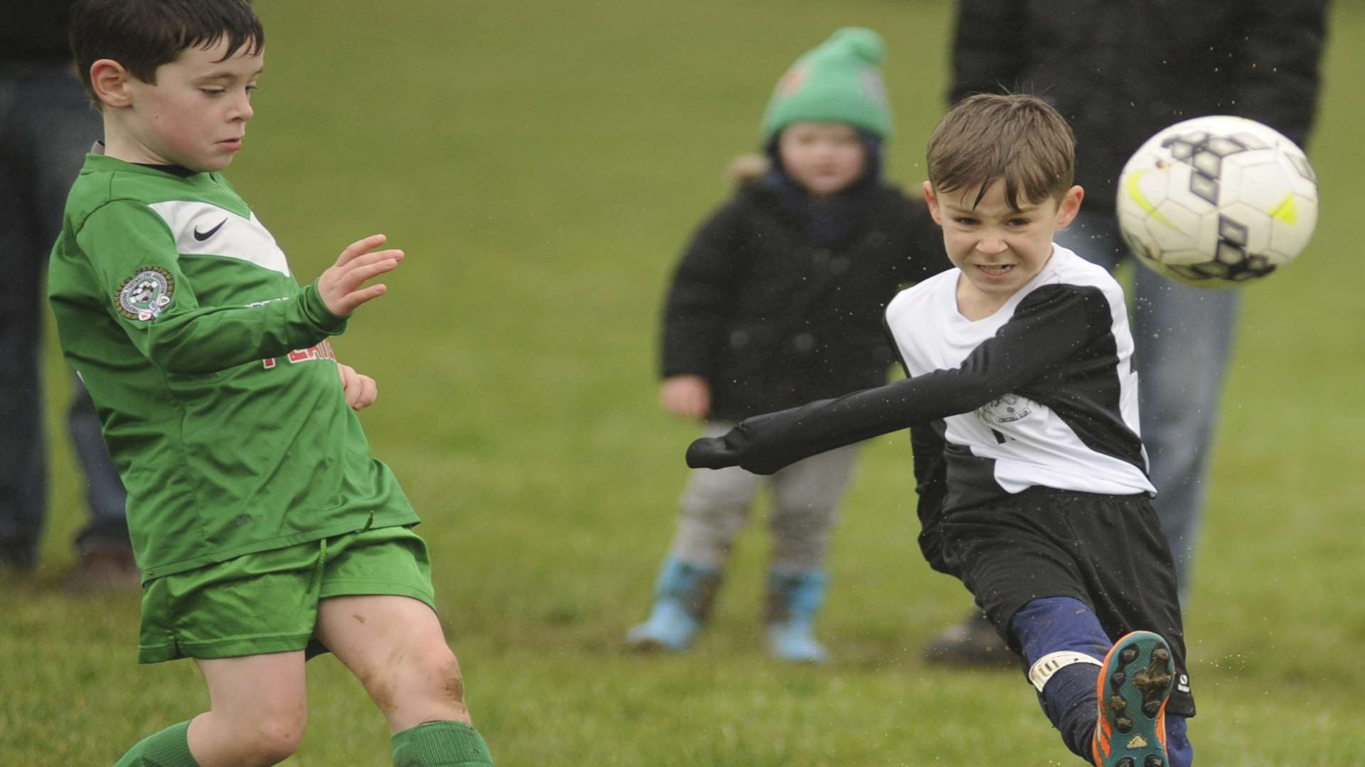 Milton & Fulston under-8s go for goal against New Ash Green Picture: Steve Crispe