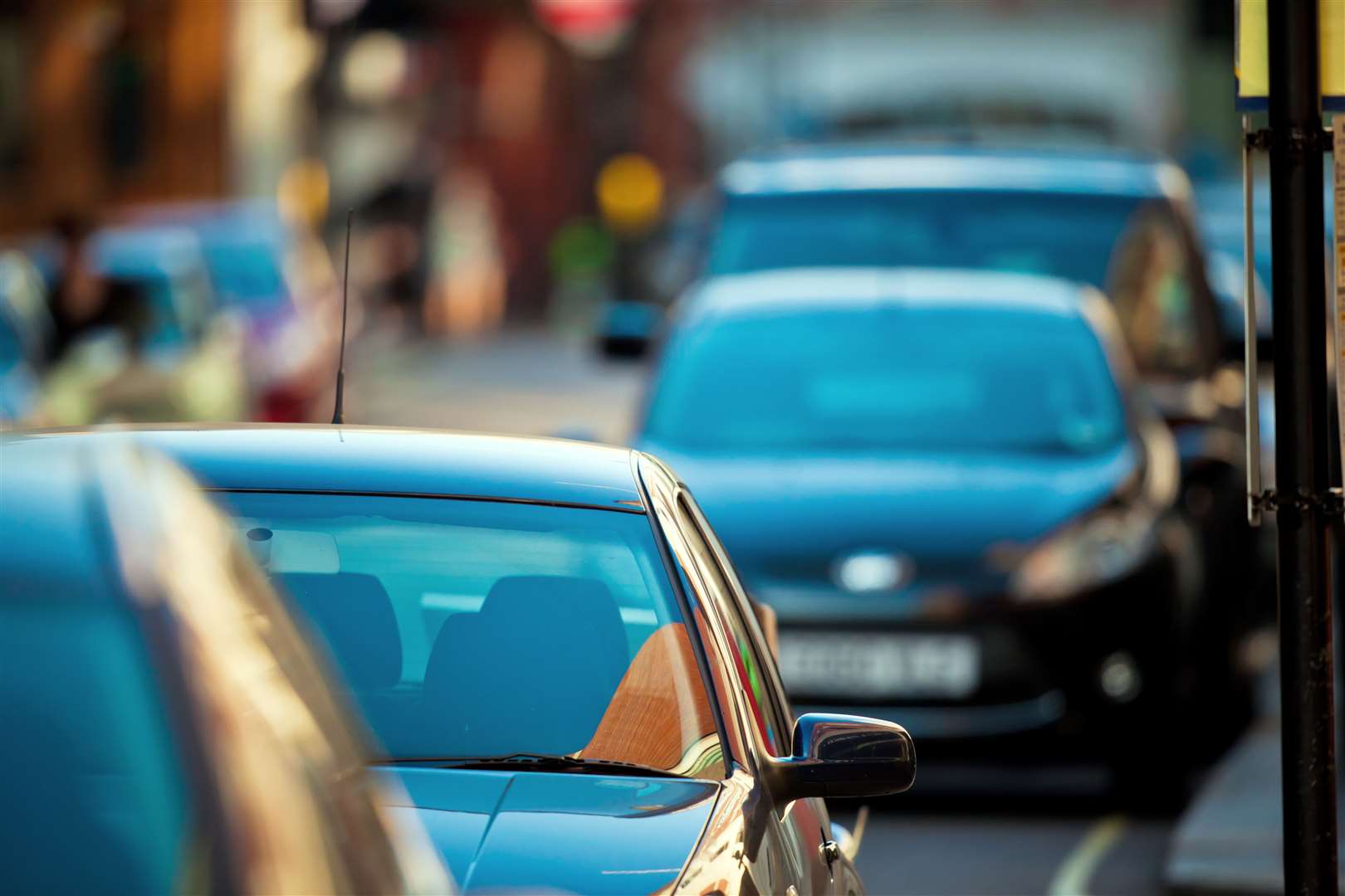 Cars in the streets of London. (54520011)