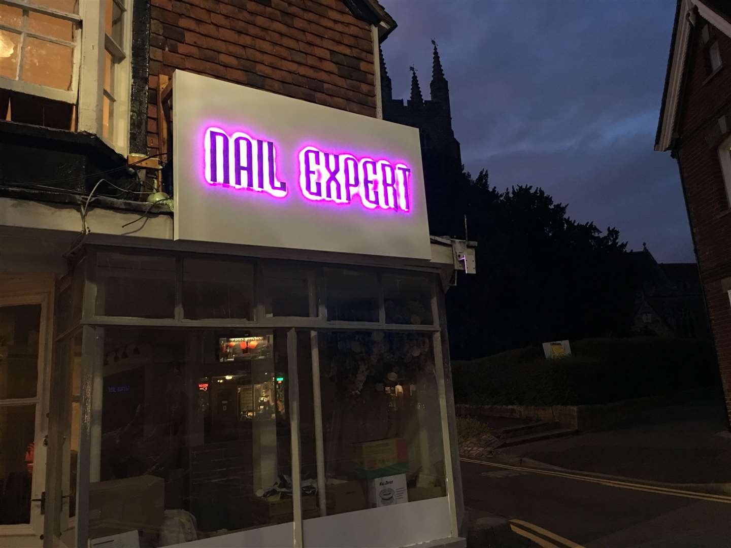 The illuminated Nail Expert sign (14143303)