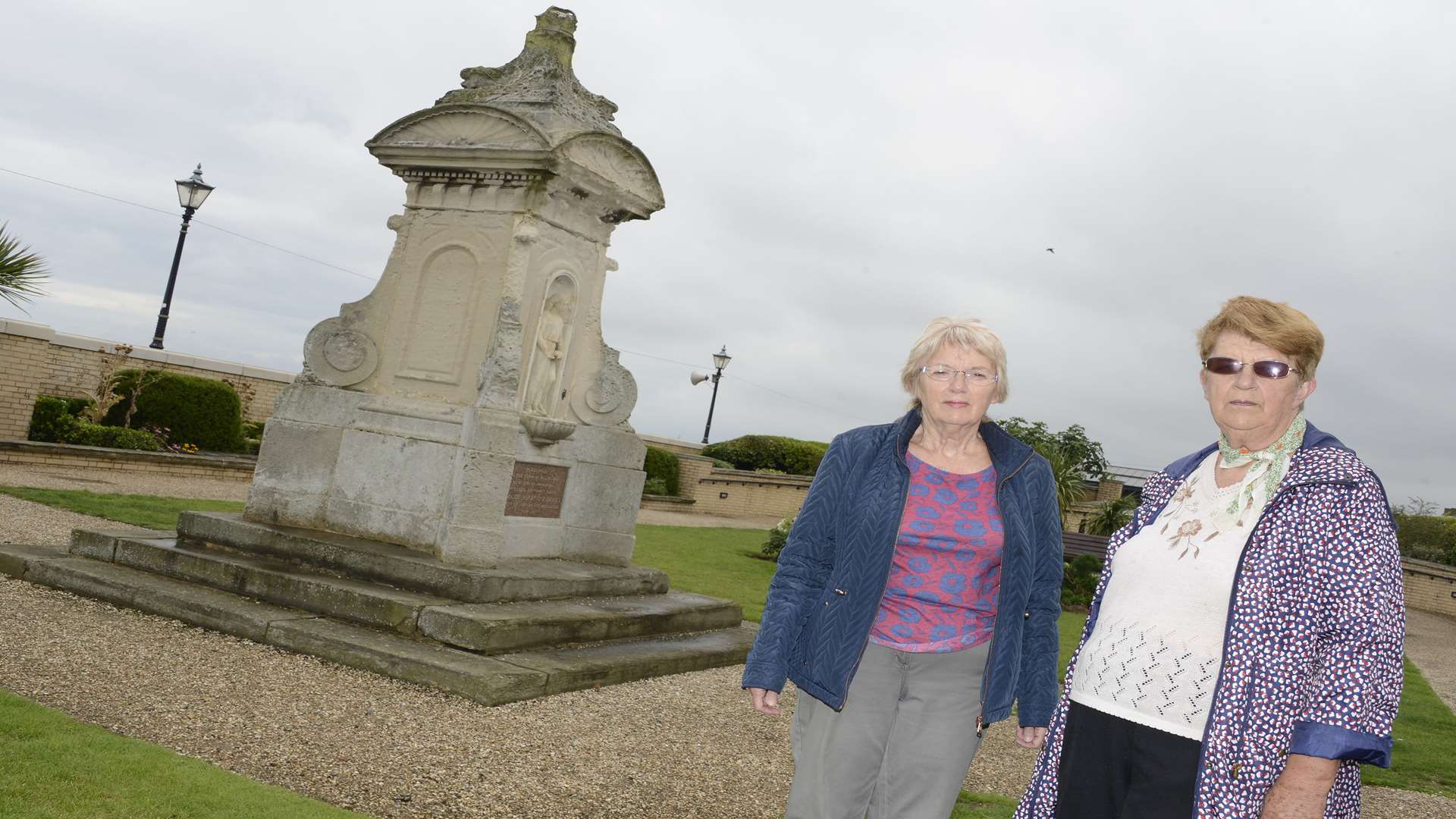 Margaret Burns (right) and Colleen Ashwin-Kean by the fountain