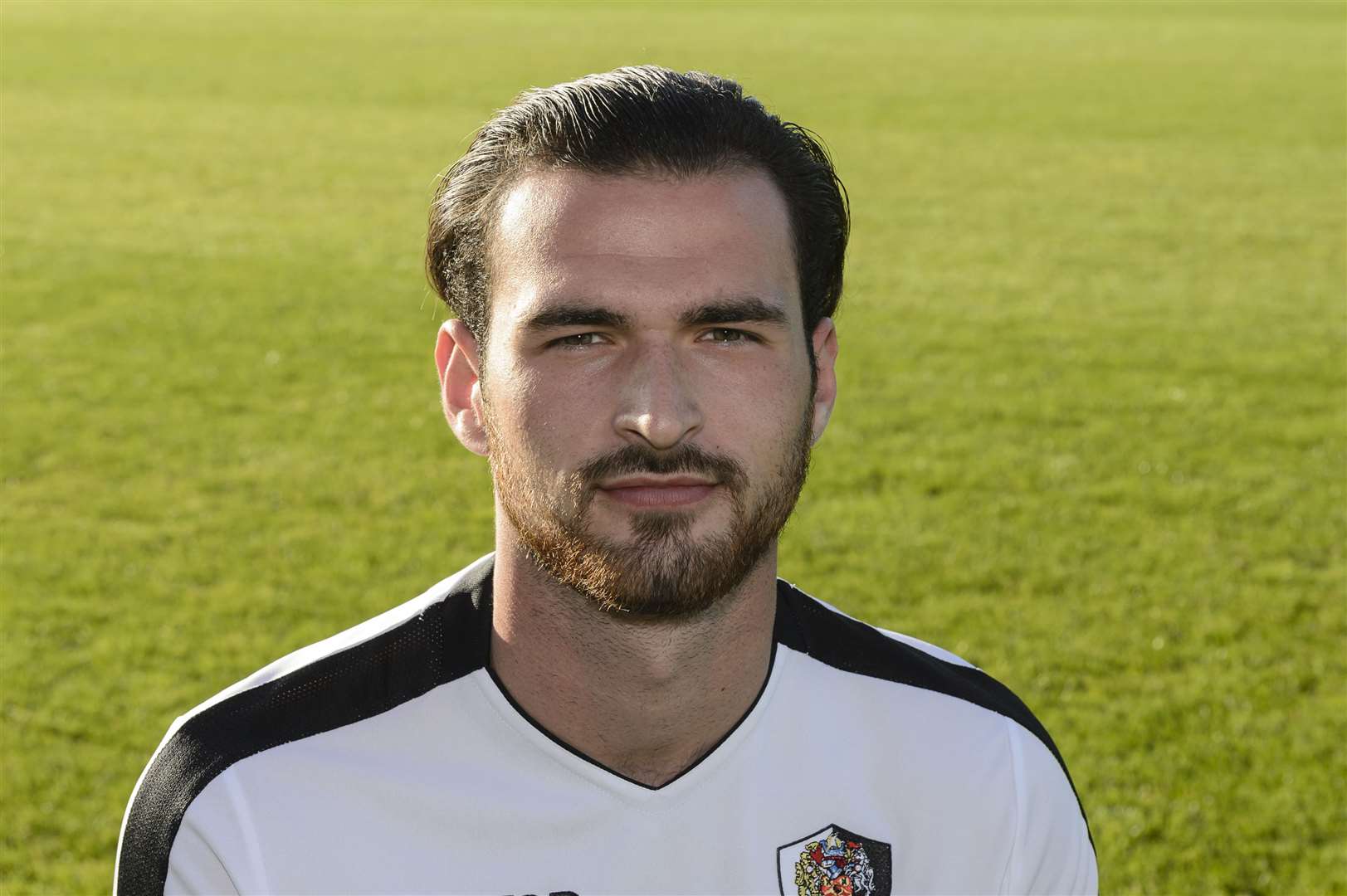 Dartford defender Ronnie Vint Picture: Andy Payton