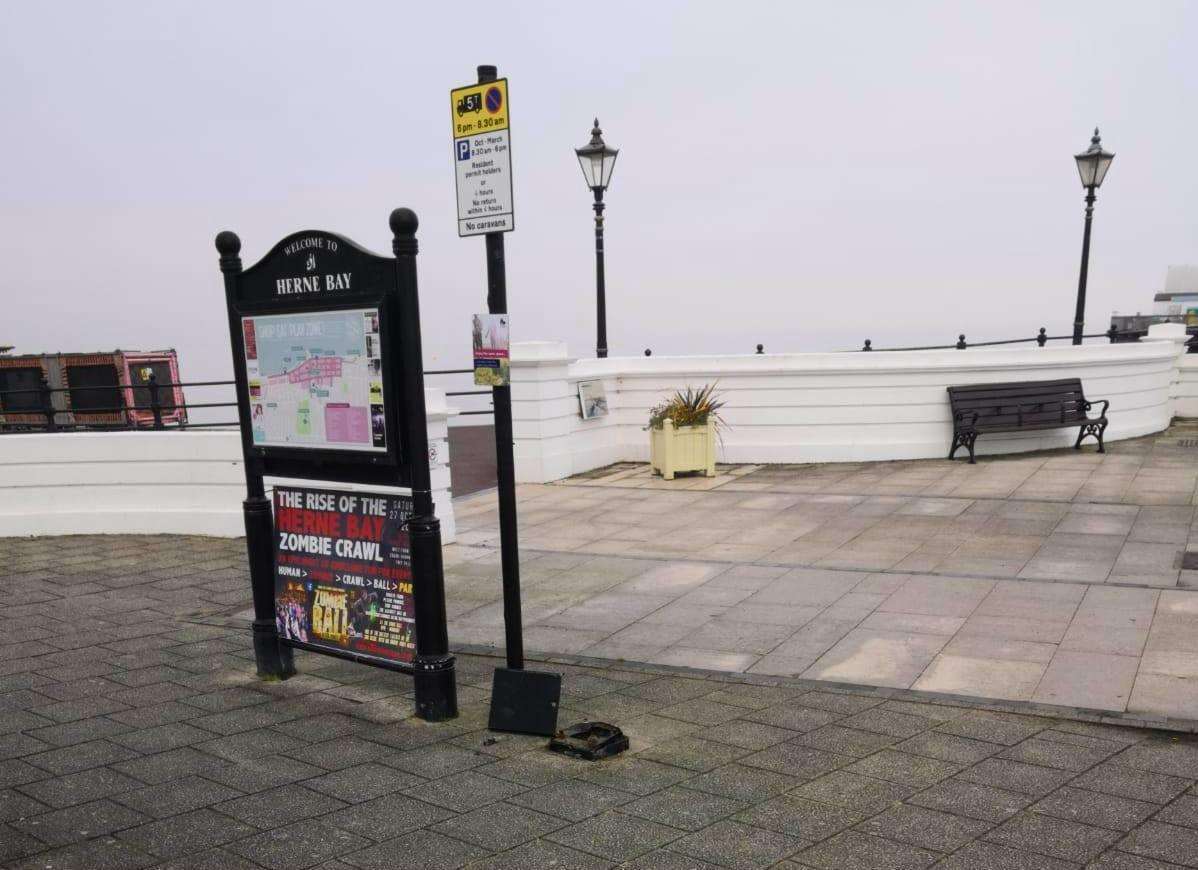 Parking charges on the seafront stopped at the end of September, so the machine was totally empty (4820424)