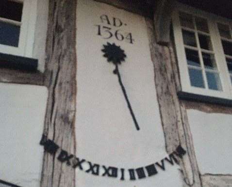 If you are left in any doubt about the history of the Red Lion the sign emblazoned on the side of the pub confirms it’s 658 years old.