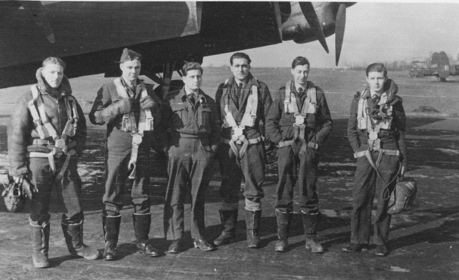 Avro Lancaster ND467 OL-B of 83 Squadron. Dick Raymond on the right