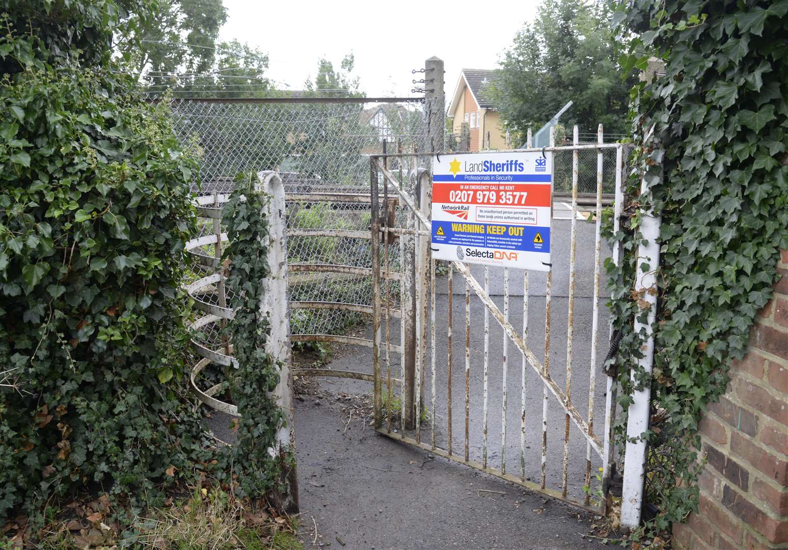 The Glebe Way railway crossing