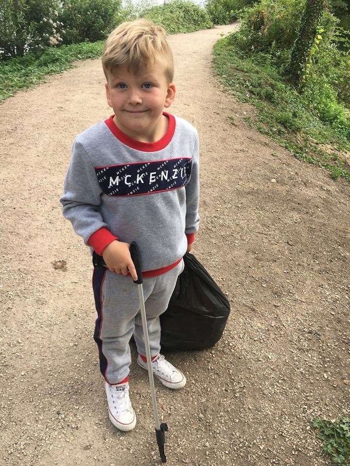 Freddie picking up litter at Central Park (15493709)