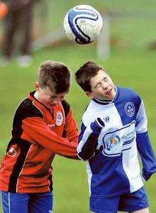 Bredhurst Juniors U 10s (blue and white boxes) vs Oak Athletic U 10s (blue and white stripes - playing in red)