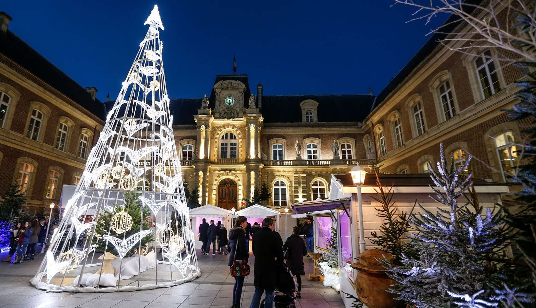 The French Christmas Market in Amiens covers a full two kilometres of the largely pedestrianised centre. Photography: L.Rousselin & S.Coquille.