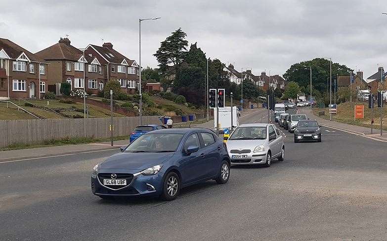 Traffic on Fox Hill ahead of the Bapchild fruit stall