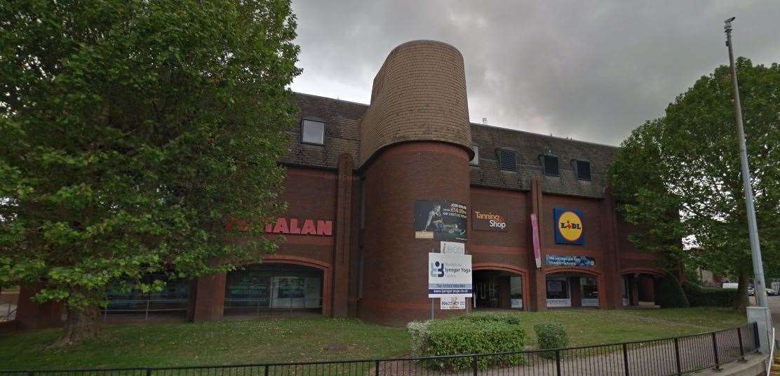 Matalan and Lidl in the Broadway shopping centre, Maidstone (16079938)