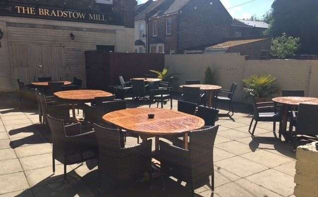 By the time we reached this second pub the rain clouds had passed by and the sunshine was out. Like Cramptons, the Bradstow Mill has an attractive, well-maintained outside area with plenty of seating.