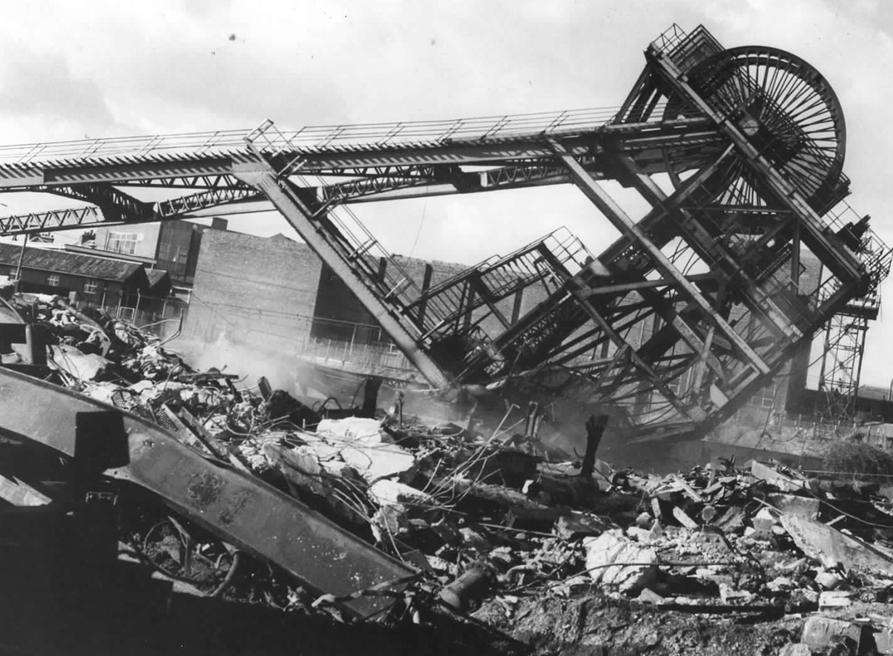 An unofficial wake was held for the Kent Coalfield when ex-miners kept silent vigil as the headgear at Bettshanger toppled.