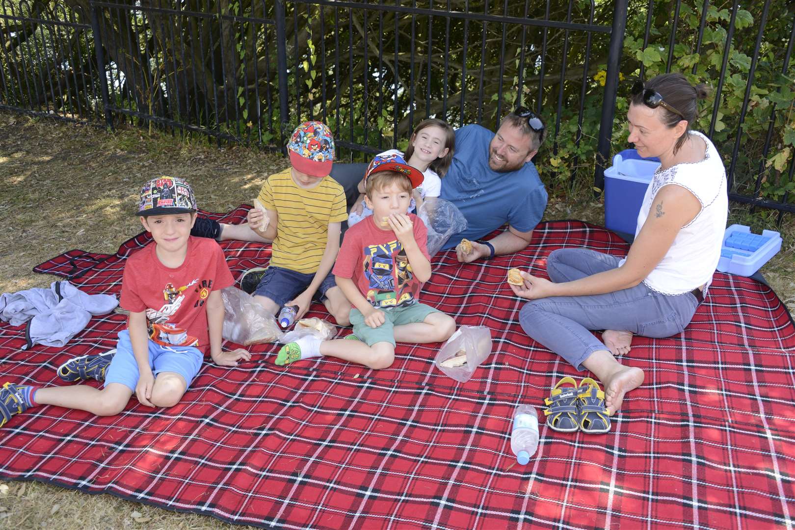 Crowds await the planes and have a picnic