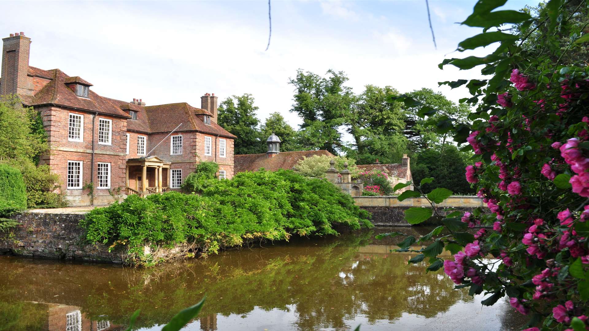 Idyllic Groombridge Place