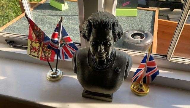 Her Majesty Queen Elizabeth II has pride of place on one of the pub’s window sills