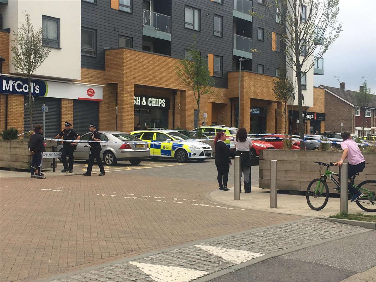 Police at the parade of shops. (4109970)