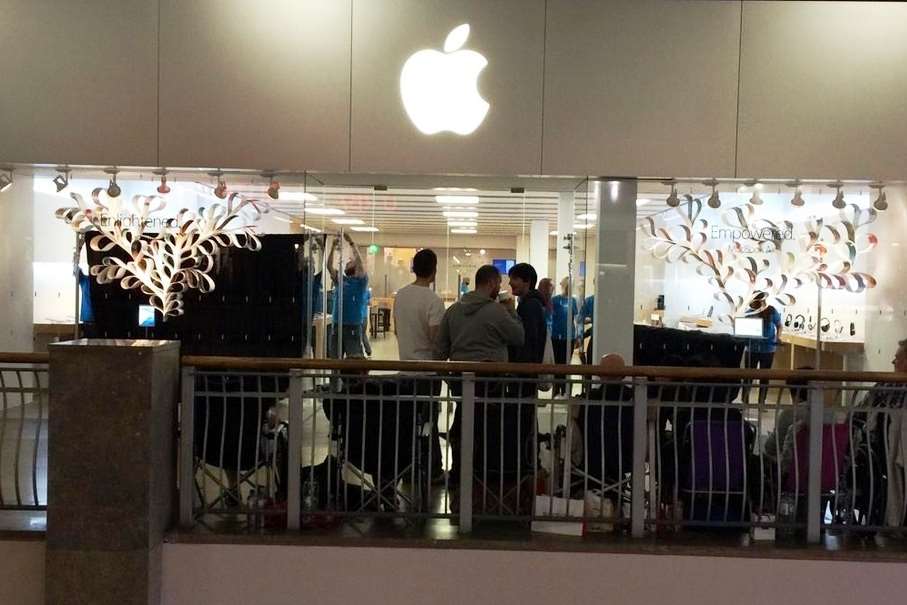 People queuing up outside the Apple store in Bluewater last night. Picture: Dave Bruce @DaveBruce77