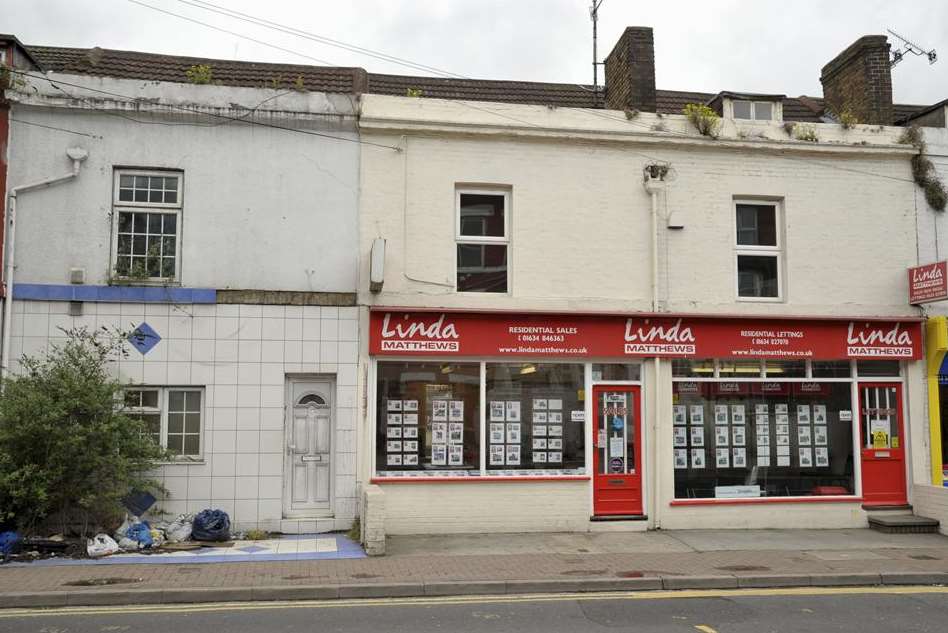 18 Luton Road, with the Linda Matthews letting agent next door