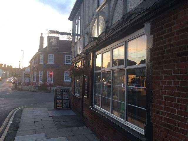 The one-way system at the White Horse on Rainham High Street means that if you go for a cigarette or pop to the loo you need to walk back round the front of the pub.