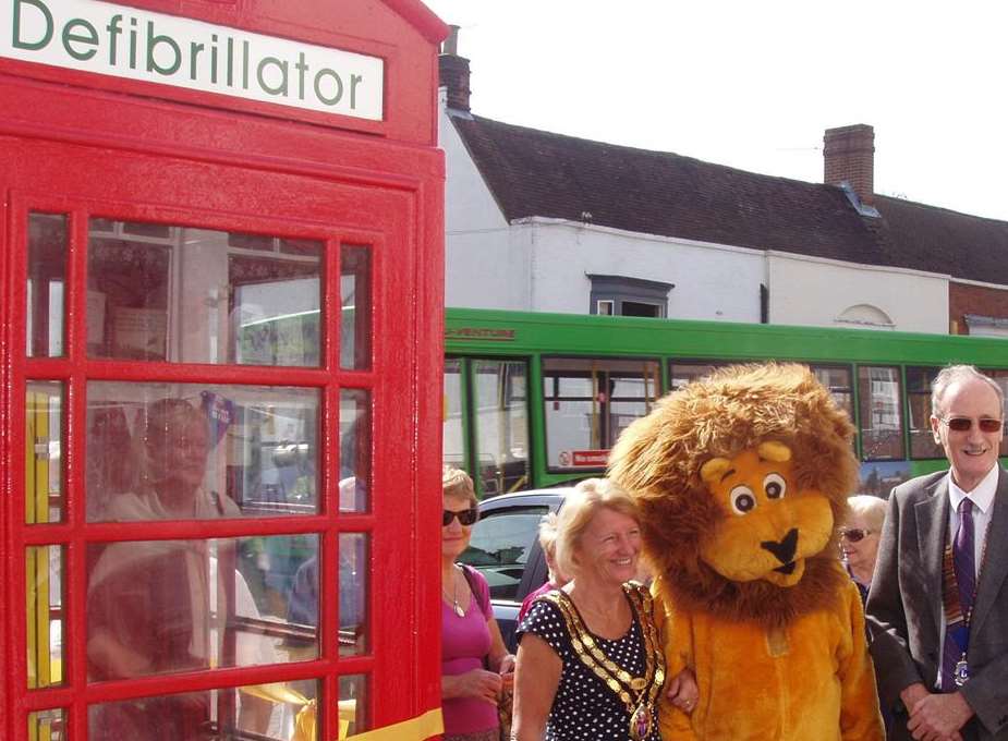 Mayor of Tonbridge and Malling Cllr Sasha Luck, and president of the Malling Lions Mike Howes, at the opening of a defibrillator