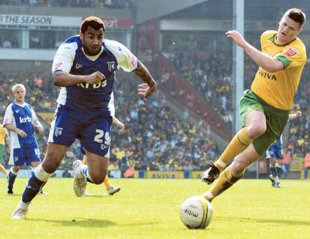 Rene Howe closes in on the Norwich goal