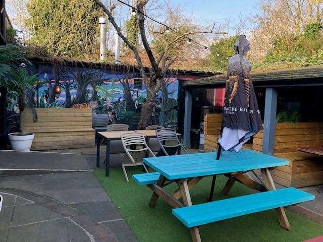 There’s a good-sized outdoor area, including a number of covered booths, each with its own private screen.