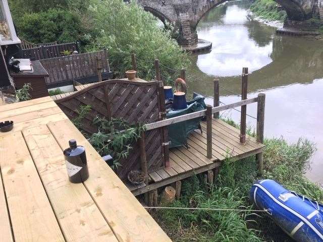 It’s not clear whether the boat belongs to the pub or its next door neighbour – perhaps customers are able to tie up at high tide to enjoy a pint?