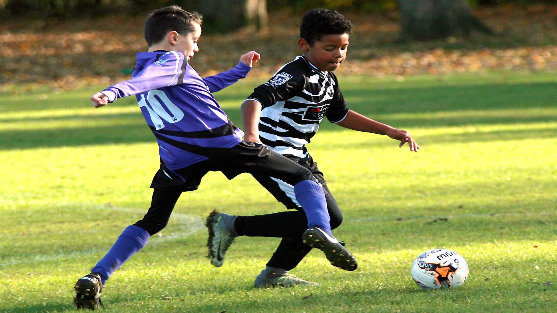 Milton & Fulston United under-9s take on Anchorians Kodiaks under-9s (purple) on Sunday. Picture: Phil Lee FM4981473