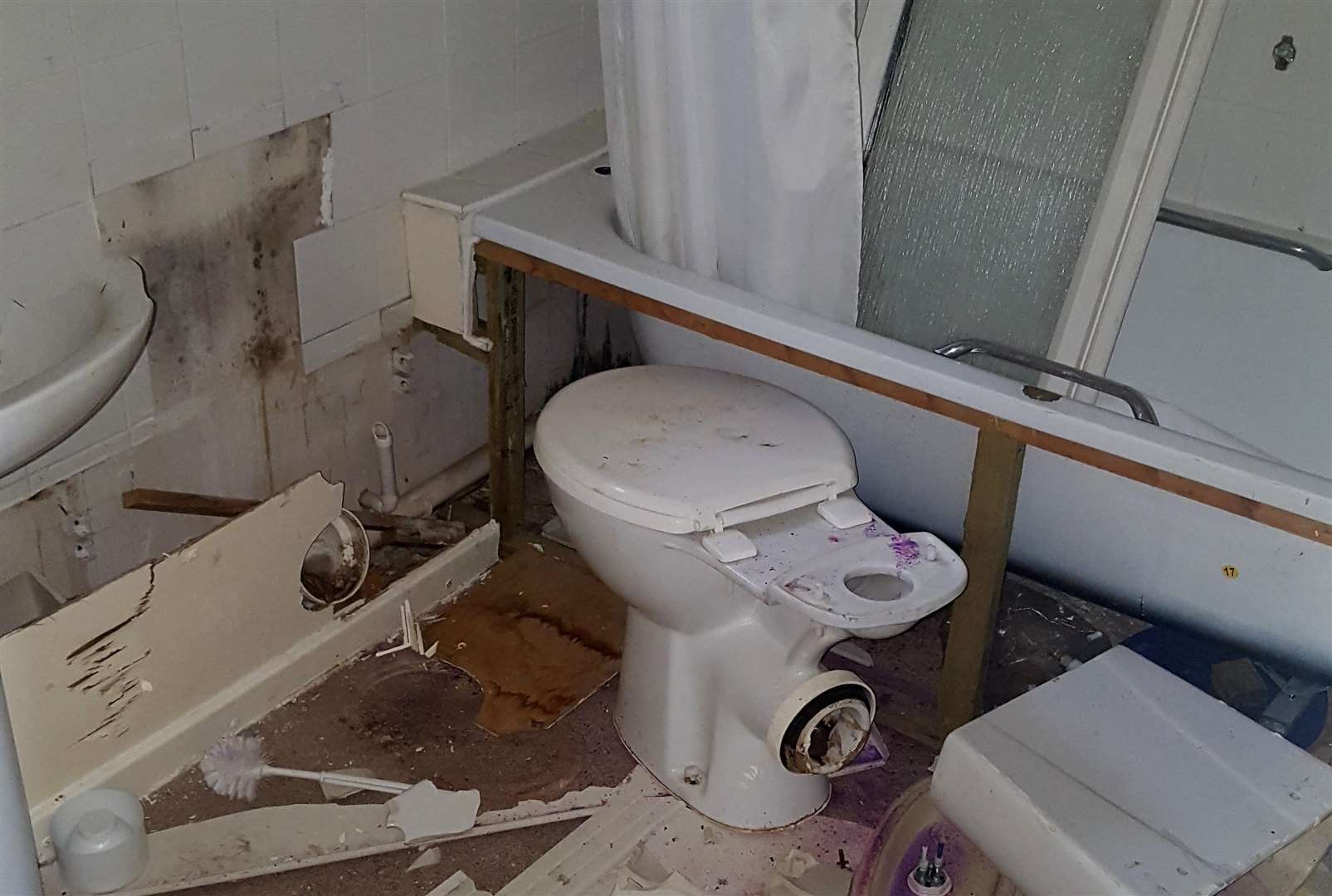 A trashed bathroom (4571927)