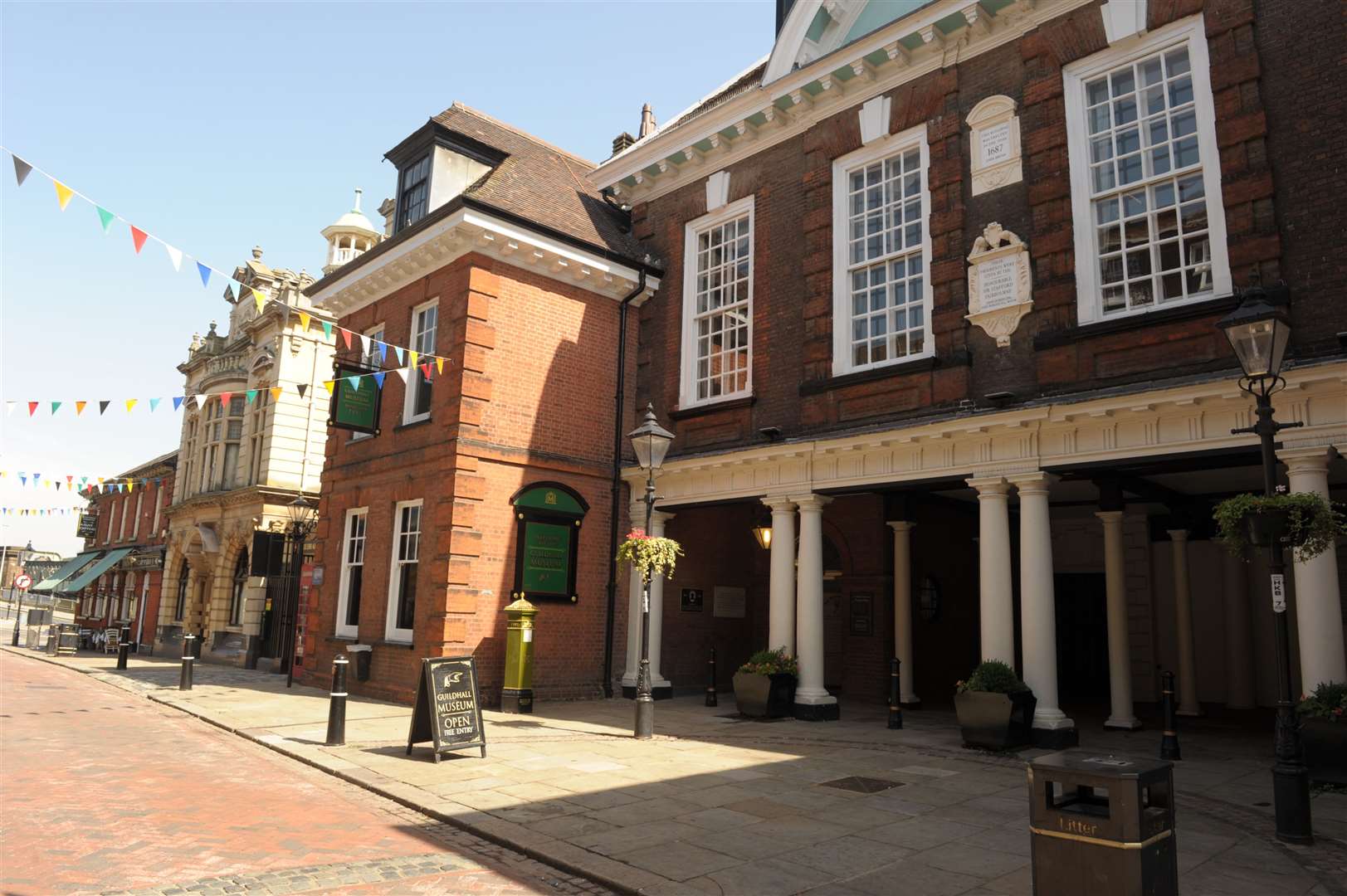 The Rochester School of Art, founded in 1886, was initially located in the Guildhall before moving to the site of the old Duke's Head pub next door. By the 1930s the school had outgrown its city centre home and moved elsewhere around Rochester including the current home on Fort Pitt Hill