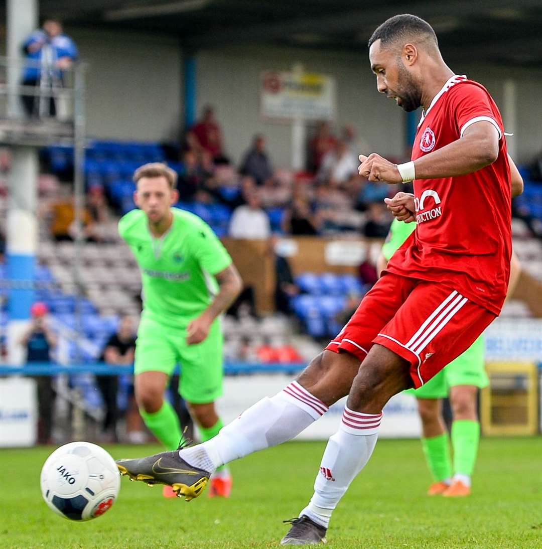 Adam Coombes scores from the penalty spot for Welling against Oxford City. Picture: Dave Budden (15454670)