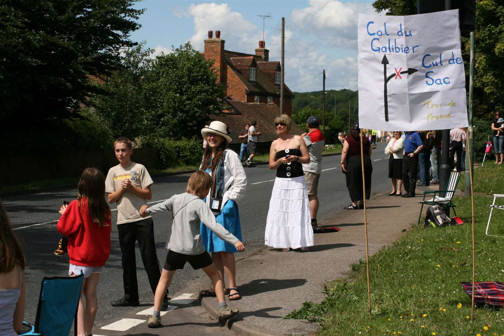 Early spectators in Maidstone drew up some helpful directions for the riders