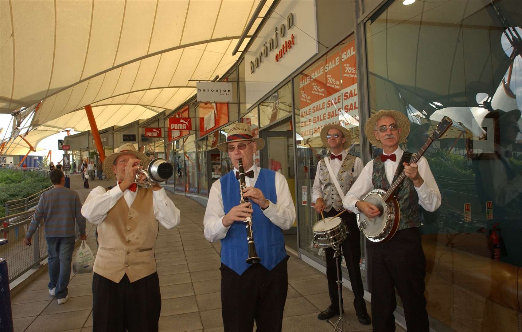 The Ian Shawcross Band entertaining shoppers in 2006